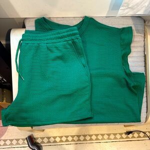 Never worn. Green set. The top has sleeves that flow. Drawstring shorts.